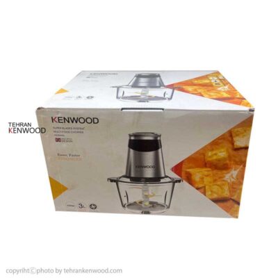 رت موتور: خردکن Kenwood HD209WS با 600 وات قدرت موتور، به شما این امکان را میدهد که انواع مواد غذایی نرم و متوسط را با سرعت و دقت بالا خرد کنید. این قدرت برای مصارف خانگی و خرد کردن مواد غذایی متنوع کافی است. ظرفیت کاسه: این دستگاه دارای ظرفیت کاسه 3 لیتر است که برای خرد کردن مقدار زیاد مواد غذایی (مثل سبزیجات، میوهها، پیاز، سیر، مغزها و غیره) مناسب میباشد. ظرفیت کاسه 3 لیتر باعث میشود که بتوانید مقادیر بیشتری از مواد را در یک نوبت خرد کنید، که برای خانوادههای متوسط و استفادههای روزانه بسیار مناسب است. تیغهها: خردکن کنوود مدل HD209WS دارای تیغههای استیل ضد زنگ است که به راحتی مواد مختلف را خرد میکنند. این تیغهها مقاومت زیادی دارند و برای خرد کردن سبزیجات، میوهها، مغزها و سایر مواد نرم بهخوبی عمل میکنند. طراحی: این خردکن با طراحی ساده و جمعوجور خود فضای کمی را در آشپزخانه اشغال میکند. ابعاد کوچک دستگاه باعث میشود که به راحتی در کابینتهای کوچک یا روی میز آشپزخانه جا شود. عملکرد ایمنی: خردکن Kenwood HD209WS دارای سیستم ایمنی است که تنها زمانی که کاسه به درستی روی موتور قرار بگیرد، دستگاه روشن میشود. این ویژگی برای جلوگیری از حوادث ناخواسته طراحی شده است. کاربردها: این خردکن برای خرد کردن مواد غذایی نرم و متوسط مناسب است. میتوانید از آن برای خرد کردن: سبزیجات مانند گوجه فرنگی، فلفل، هویج، سیبزمینی و سایر سبزیجات. میوهها مانند سیب، پرتقال، موز، و غیره. پیاز، سیر و مواد مشابه. مغزهای خوراکی مثل بادام، فندق و پسته. اما این دستگاه برای مواد سفتتر مانند گوشتهای سفت یا یخ مناسب نیست. ویژگیهای اضافی: قابلیت شستشوی آسان: بیشتر قطعات دستگاه، مانند کاسه و تیغهها، قابل جدا شدن هستند و به راحتی میتوان آنها را شست. استفاده آسان: به دلیل طراحی ساده و عدم پیچیدگی در استفاده، حتی افراد مبتدی هم میتوانند به راحتی از این دستگاه استفاده کنند. خردکن کنوود مدل HD209WS | خردکن کنوود مدل 209 | تهران کنوود نمایندگی رسمی کنوود